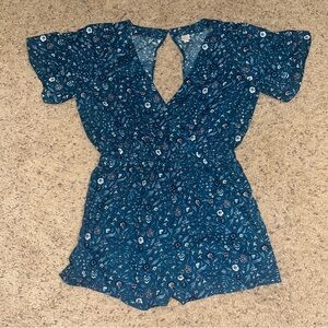 NWOT LOFT BEACH SHORT SLEEVE BLUE FLORAL ROMPER WITH OPEN BACK / BLUE / SIZE M